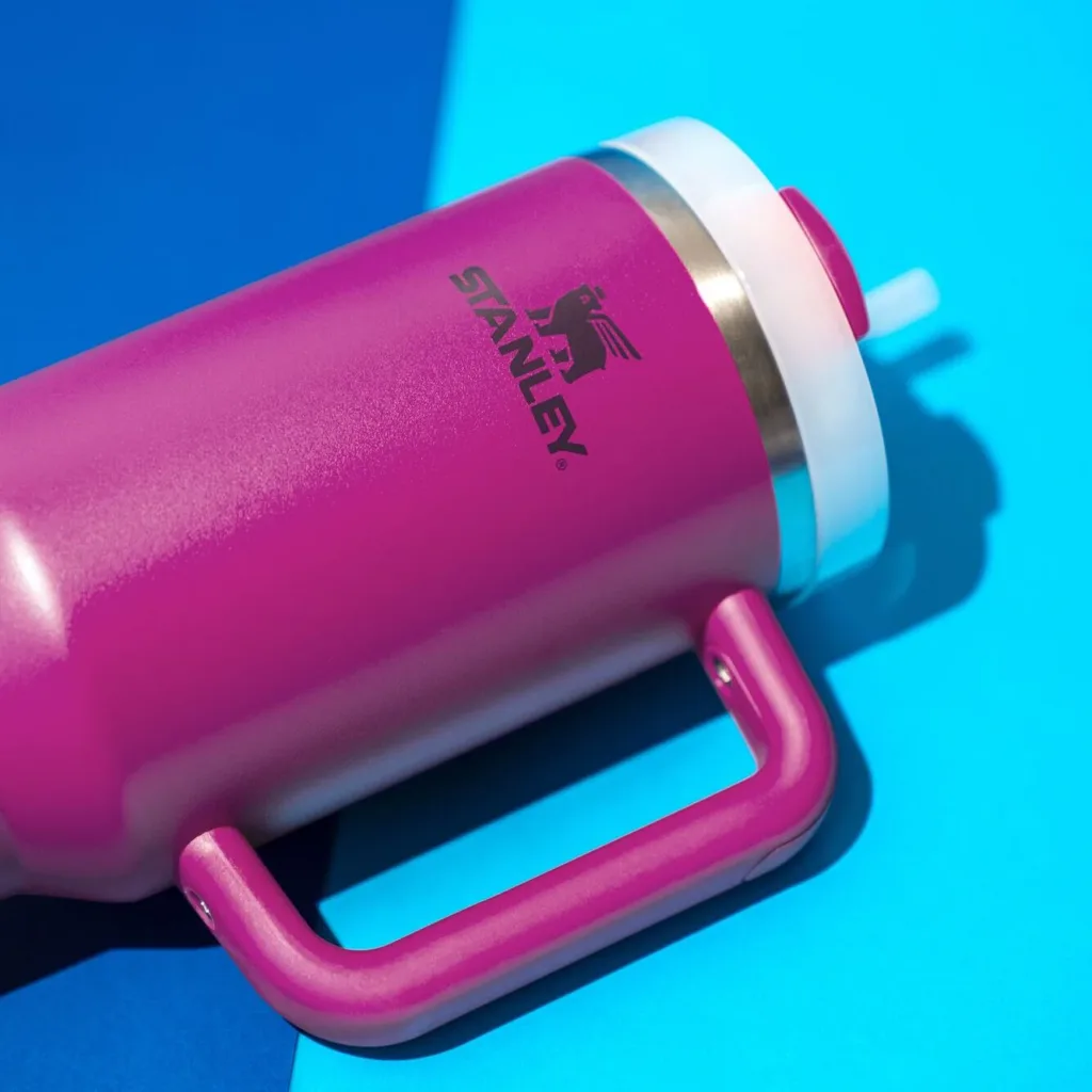 Large_JPG-Stanley_The_Quencher_H2.0_FlowState_Tumbler_40_OZ_Fuchsia_Lifestyle_1_1